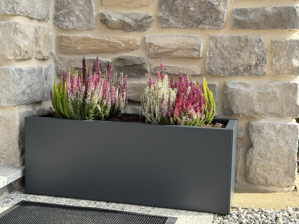 Moderna metalna žardinjera za cvijeće u antracit boji.