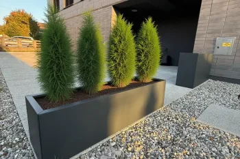 Moderna žardinjera u antracit boji