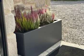 Moderna metalna žardinjera za cvijeće u antracit boji.