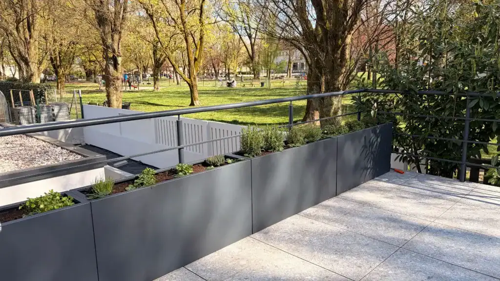 Žardinjera 30x120x60 cm RAL7016 – sadnja na terasi uz ogradu