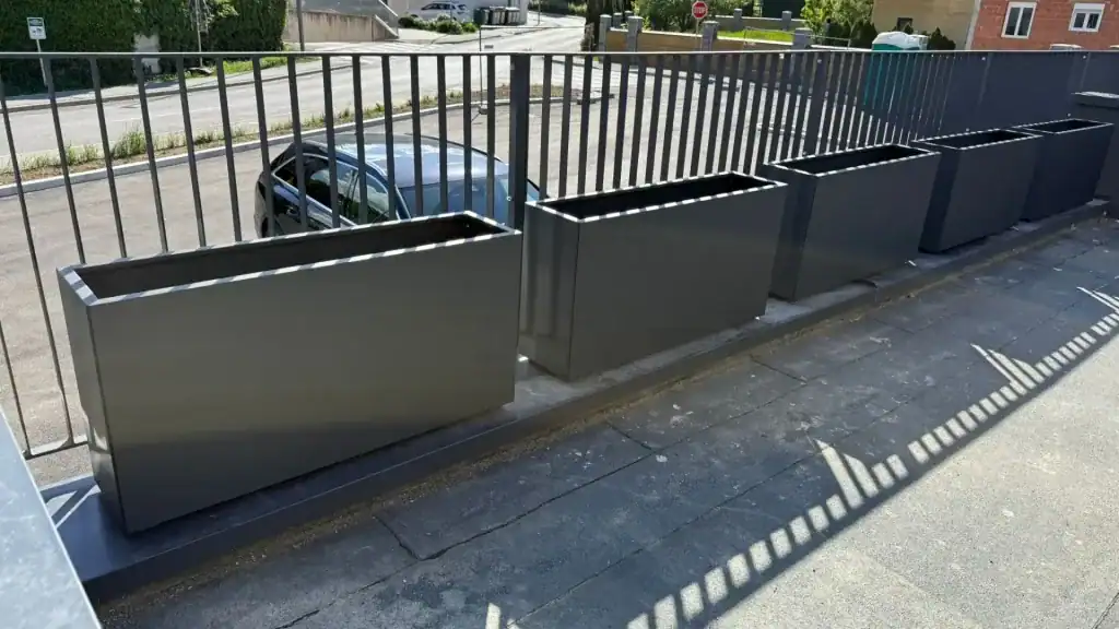 Žardinjera 30x120x60 cm RAL7016 – postavljena uz metalnu ogradu