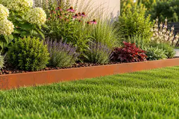 Corten vrtni rubnik visine 15 cm odvaja travnjak od cvjetne gredice s ukrasnim travama